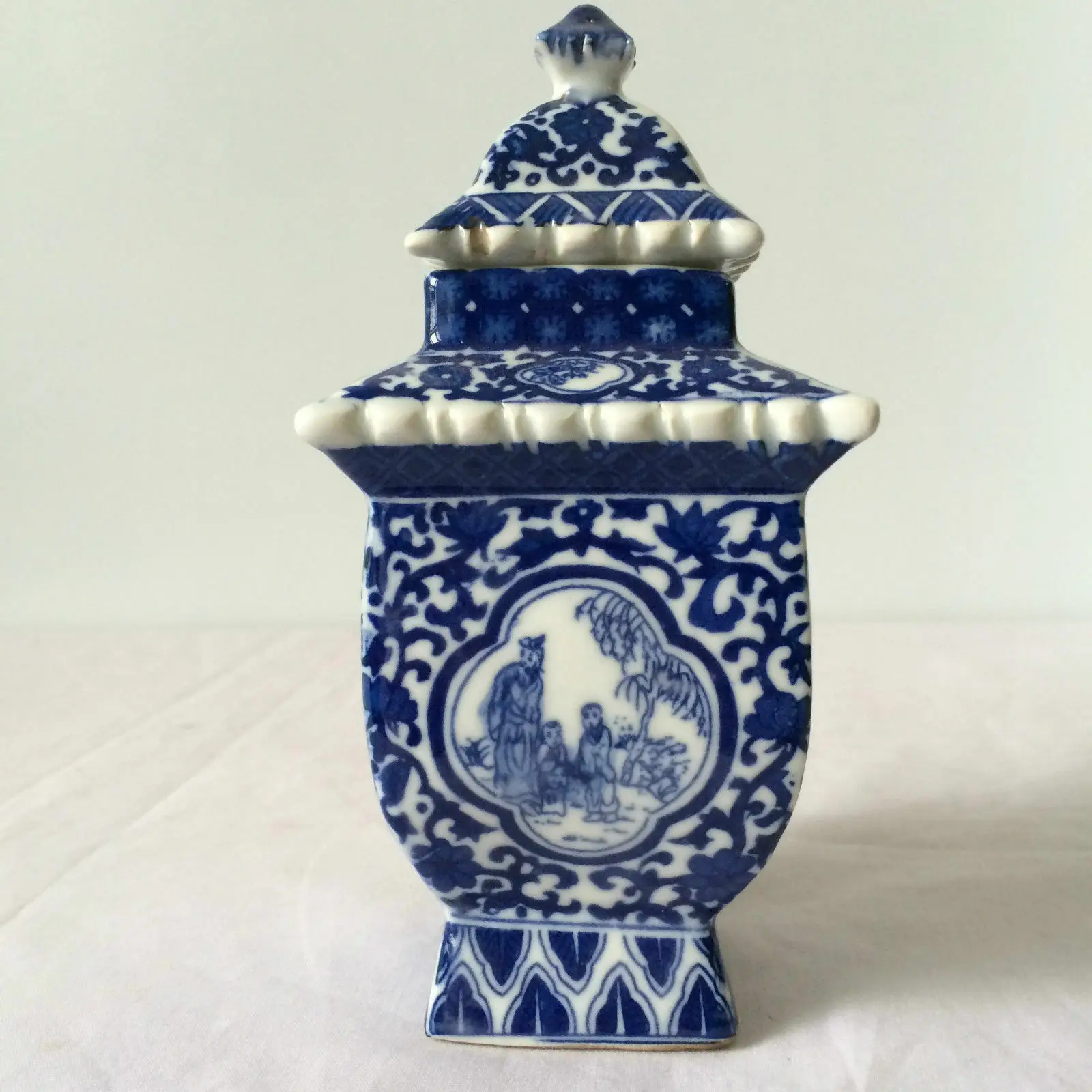 antik Çin'de antik Mavi ve beyaz porselen kavanoz pagodası
