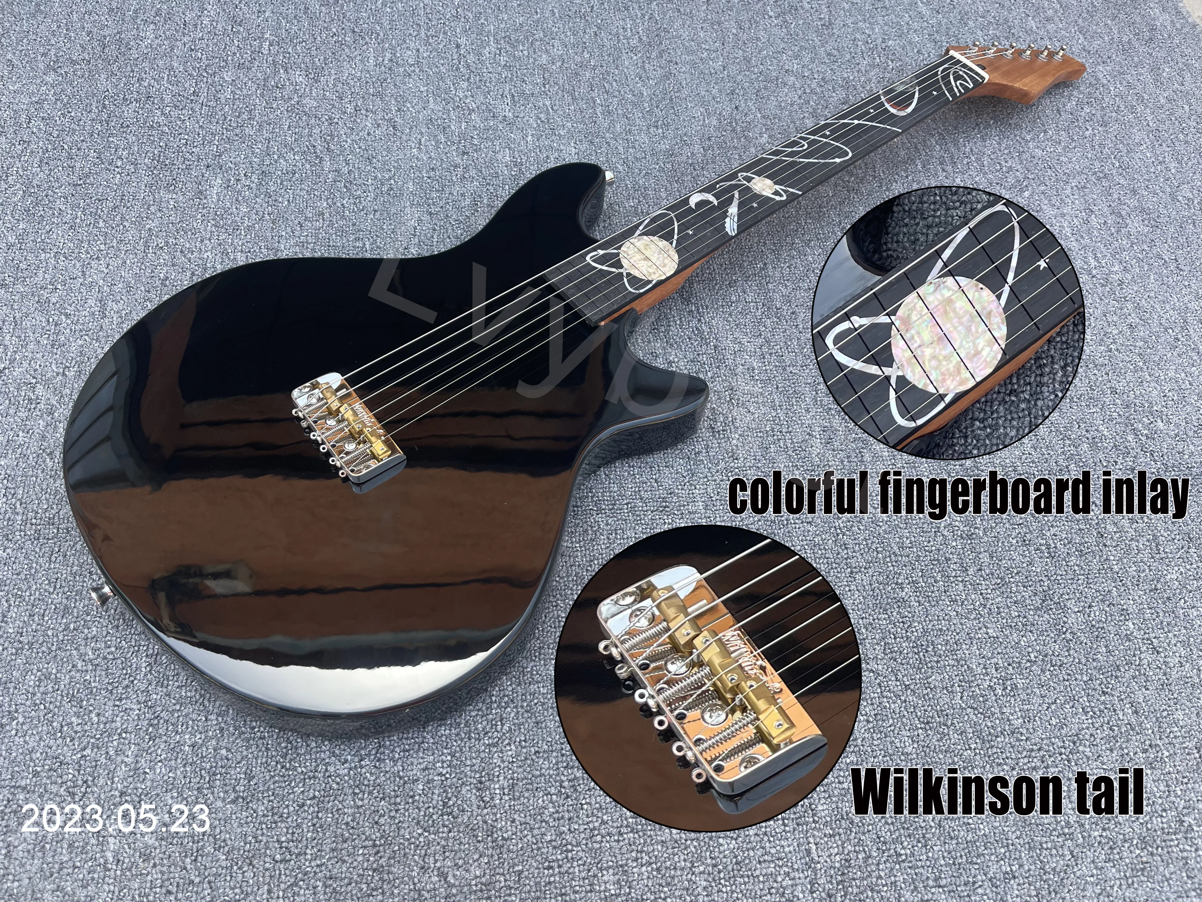 Elektro Gitar Katı Siyah Vücut Yüksek Parlak Abanoz Klavye Renkli Kakma Wilkinson Tremolo Krom Parçaları Mahognay Boyun Hiçbir E
