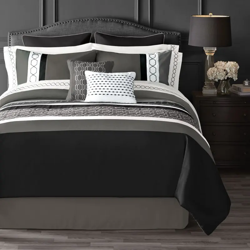 Siyah & Beyaz Çizgili 14 Parça Yatak Çarşaflı Bir Çanta Yorgan Setinde,